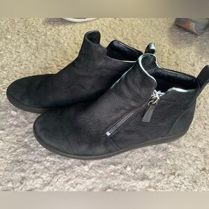 Ecco Black Chelsea boots with zipper